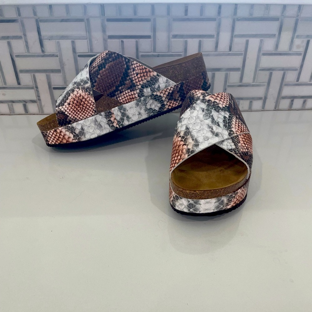 Free People Sidelines Platforms